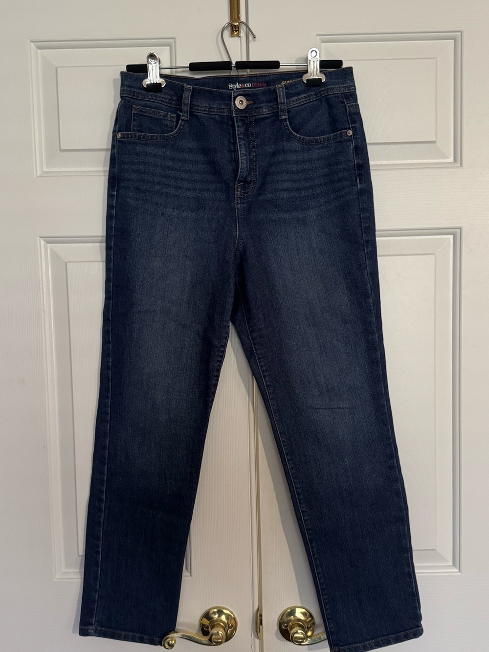 Women's Medium Wash Straight Leg Jeans